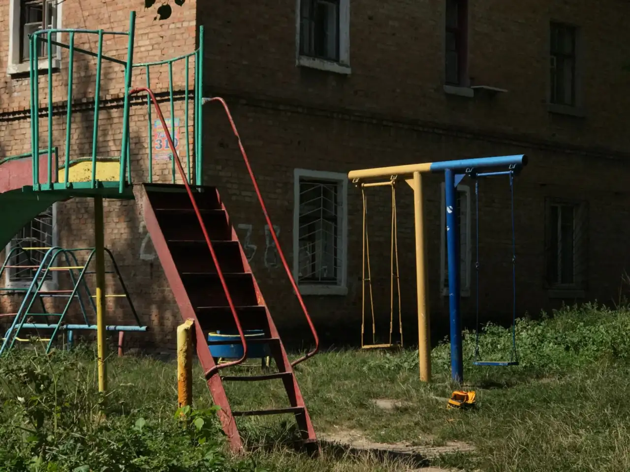 不锈钢保温杯与运动水壶材质对比及适用场景分析